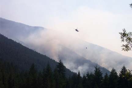 Chopper dropping water on Skagit fire.JPG
