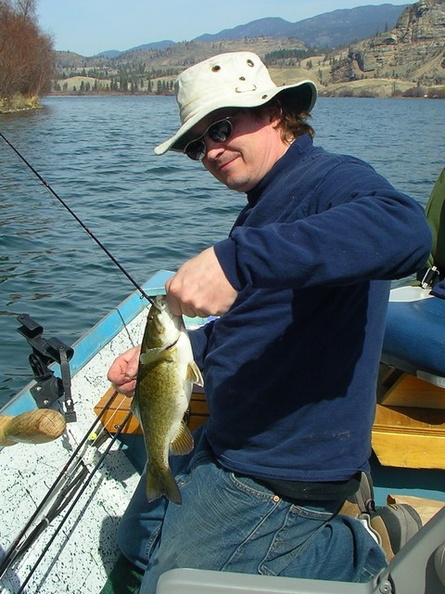 Shaggy shows how to catch bass on the fly, then lip 'em.