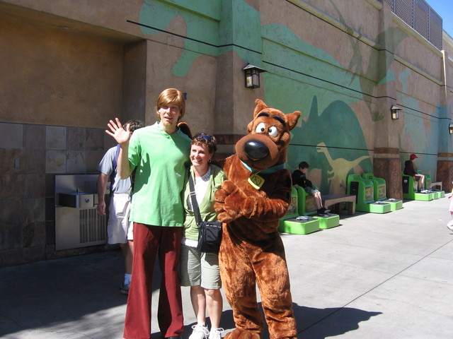 Disneyland_2008_074_Mtg_Scoobie_and_Shaggy_at_Universal_Studios.jpg